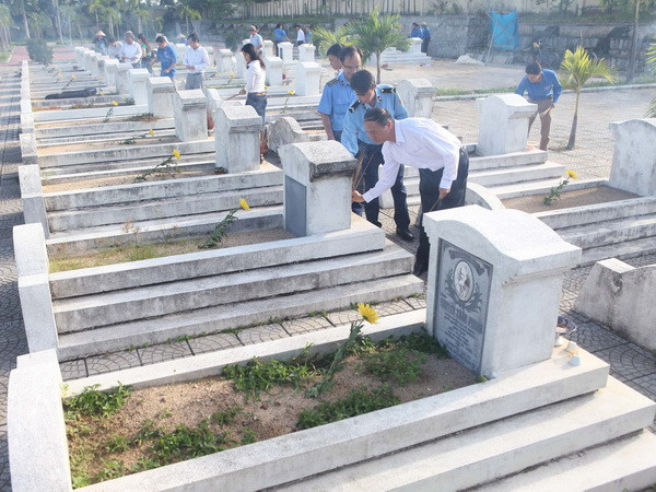 Lãnh đạo TP. HCM dâng hương tưởng niệm anh hùng liệt sỹ ảnh 1