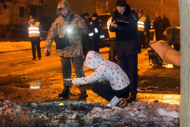Đạn pháo rơi trúng trạm ôtô điện ở Donetsk, 13 người thiệt mạng ảnh 1