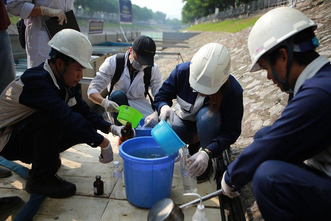 Lấy mẫu nước sau gần 2 tháng thử nghiệm làm sạch sông Tô Lịch. (Ảnh: Sơn Bách/Vietnam+) Hà Nội: Thả cá Koi Nhật Bản xuống sông Tô Lịch và Hồ Tây ảnh 5