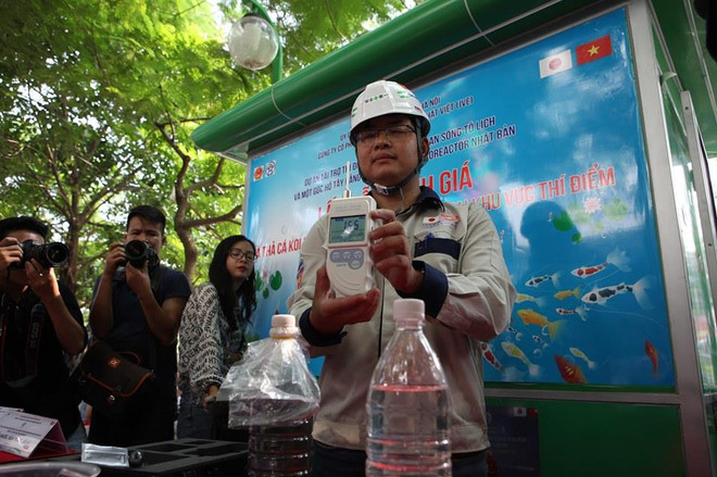 (Ảnh: Sơn Bách/Vietnam+) Hà Nội: Thả cá Koi Nhật Bản xuống sông Tô Lịch và Hồ Tây ảnh 9