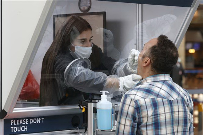 COVID-19: Người nhiễm biến thể Nam Phi có thể miễn nhiễm với loại khác ảnh 1