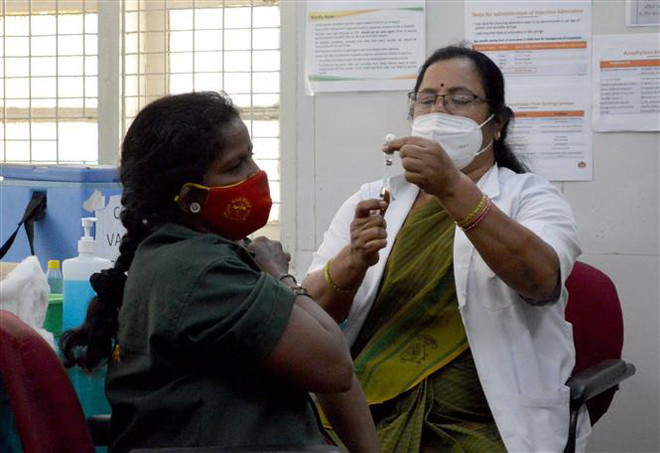 Ấn Độ dỡ bỏ hạn chế thời gian để đẩy nhanh tiêm phòng COVID-19 ảnh 1
