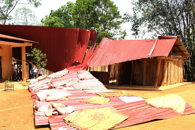 Giông lốc, mưa đá cục bộ gây hư hại nhà dân ở Điện Biên ảnh 1