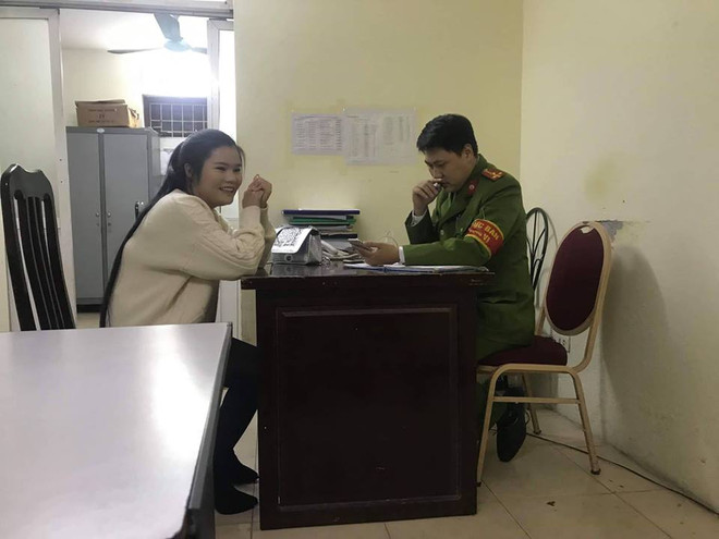 Chị V. khai báo tại trụ sở Công an phường Mỹ Đình 2 (Ảnh: V.H) Tài xế xe ôm Văn Minh hoàn tiền, xin lỗi vì "chặt chém" hành khách ảnh 1