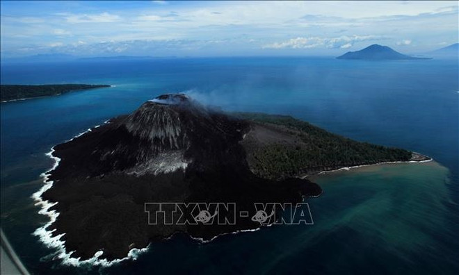 Indonesia nâng mức cảnh báo đối với núi lửa Anak Krakatoa ảnh 1