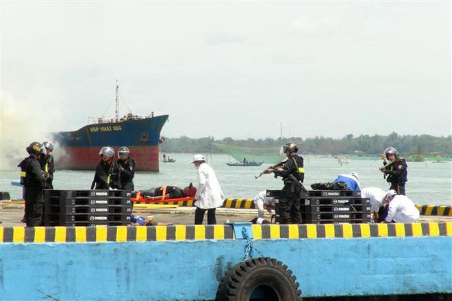 Nâng cao kỹ năng tác chiến xử lý khủng bố, bảo đảm an ninh cảng biển ảnh 3