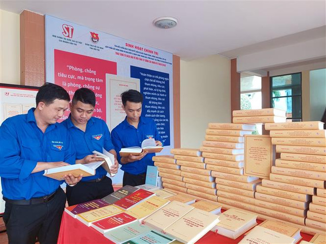 Đoàn viên thanh niên đọc tìm hiểu Cuốn sách “Kiên quyết, kiên trì đấu tranh phòng, chống tham nhũng, góp phần xây dựng Đảng và Nhà nước ta ngày càng trong sạch, vững mạnh” của Tổng Bí thư Nguyễn Phú Trọng. (Ảnh: Chương Đài/TTXVN) Chống “tham nhũng chính sách” - Lấy ý kiến nhân dân một cách thực chất ảnh 3