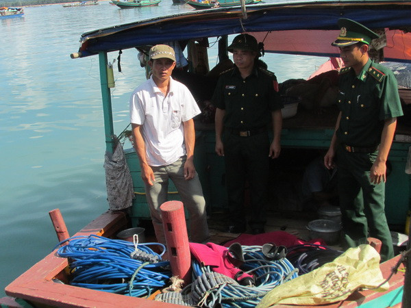 Quảng Ninh bắt giữ ba phương tiện khai thác hải sản trái phép ảnh 1