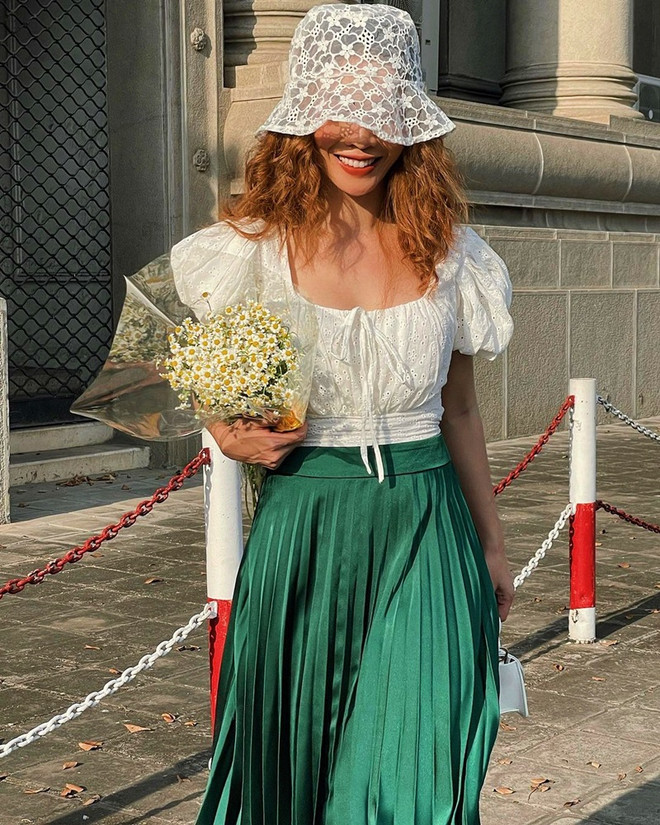 Phong cách bánh bèo phủ sóng street style của dàn sao Việt ảnh 3