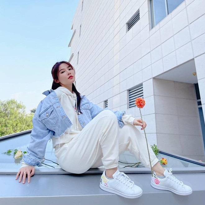 Phong cách bánh bèo phủ sóng street style của dàn sao Việt ảnh 23