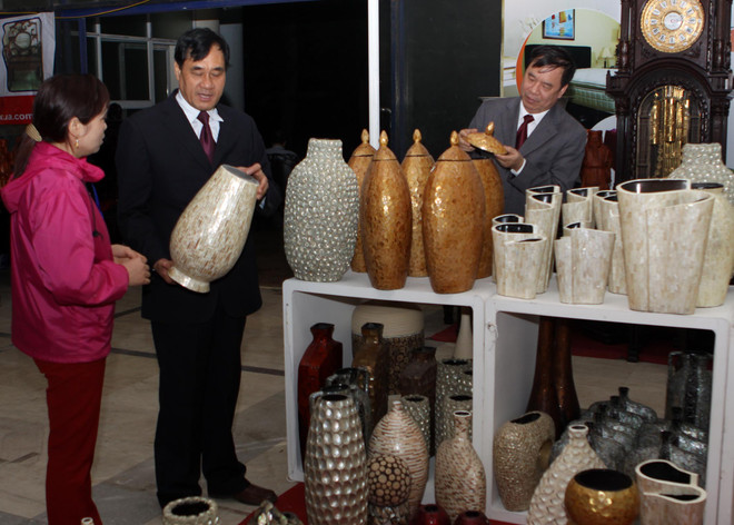 Nhiều mặt hàng đa dạng, phong phú tại hội chợ Làng nghề Việt Nam ảnh 1