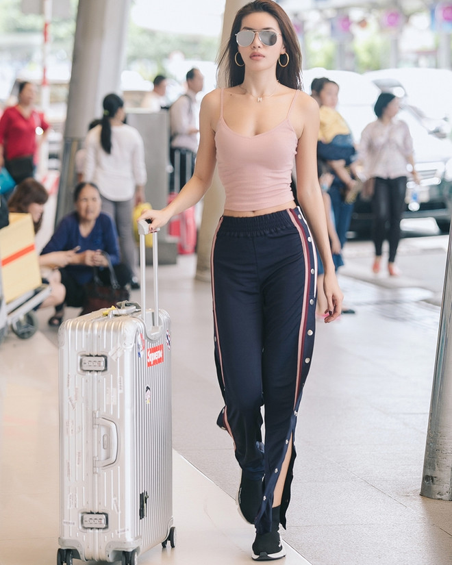 Mỹ nhân Việt biến tấu sơmi sành điệu trên sàn diễn street style ảnh 16