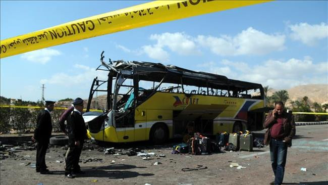 Ai Cập: Va chạm xe tải, xe buýt lao khỏi cầu khiến 14 người chết ảnh 1