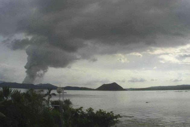 Núi lửa Taal tại Philippines bắt đầu phun dung nham ảnh 1