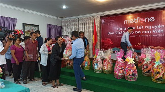 Tặng quà Tết cho các gia đình gốc Việt khó khăn ở Campuchia ảnh 1