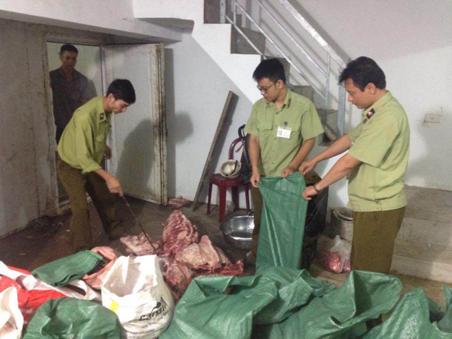 Phát hiện 200kg thịt trâu bò bốc mùi hôi thối tồn đọng từ 2014 ảnh 1