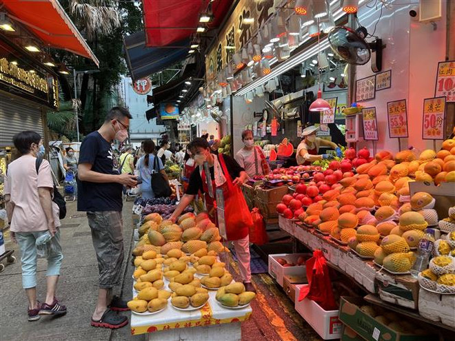 Không khí mua sắm tại chợ Wanchai (Hong Kong). (Ảnh: Mạc Luyện/TTXVN) Kinh tế Hong Kong tăng trưởng trở lại sau 4 quý suy giảm liên tiếp ảnh 1