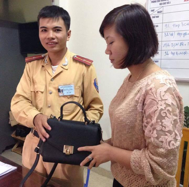 Cảnh sát giao thông trả gần 16 triệu đồng cho người đánh rơi ảnh 1