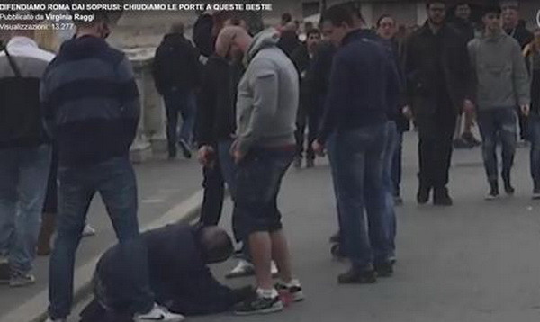 Dư luận Italy nổi giận vì cổ động viên tè vào người ăn xin ở Rome ảnh 1