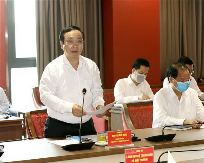 Phó Chủ tịch Ủy ban Nhân dân thành phố Hà Nội Nguyễn Thế Hùng phát biểu tại buổi làm việc với các bộ, ngành về các dự án giao thông trọng điểm trên địa bàn Thủ đô. (Ảnh: Văn Điệp/TTXVN) Hà Nội tập trung xử lý các điểm đen ùn tắc và tai nạn giao thông ảnh 1