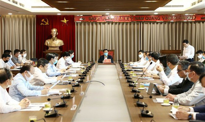 Bí thư Thành ủy Hà Nội Vương Đình Huệ chủ trì tại buổi làm việc với các bộ, ngành về các dự án giao thông trọng điểm trên địa bàn Thủ đô. (Ảnh: Văn Điệp/TTXVN) Hà Nội tập trung xử lý các điểm đen ùn tắc và tai nạn giao thông ảnh 2