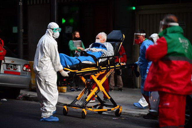 Nhân viên y tế chuyển bệnh nhân COVID-19 vào một bệnh viện ở Buenos Aires, Argentina. (Ảnh: AFP/TTXVN) Thủ đô Argentina bắt đầu mở cửa trở lại bất chấp có nhiều ca nhiễm mới ảnh 1