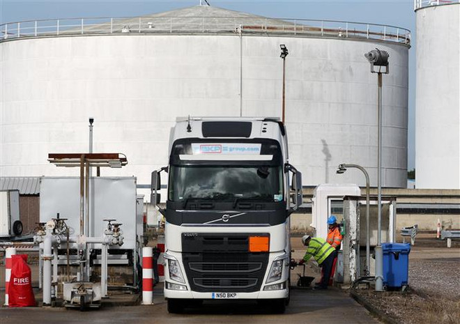 Xe chở dầu thô tại cơ sở lọc dầu BP ở Hamble, gần Southampton, miền Nam Anh. (Ảnh: AFP/TTXVN) Giá dầu thế giới giảm do thị trường cân bằng được nguồn cung ảnh 1