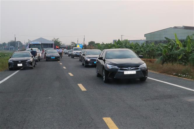 Các đại biểu tham gia thông xe trên Đường tỉnh 922. (Ảnh: Ngọc Thiện/TTXVN) Thành phố Cần Thơ thông xe kỹ thuật dự án đường tỉnh 922 ảnh 1