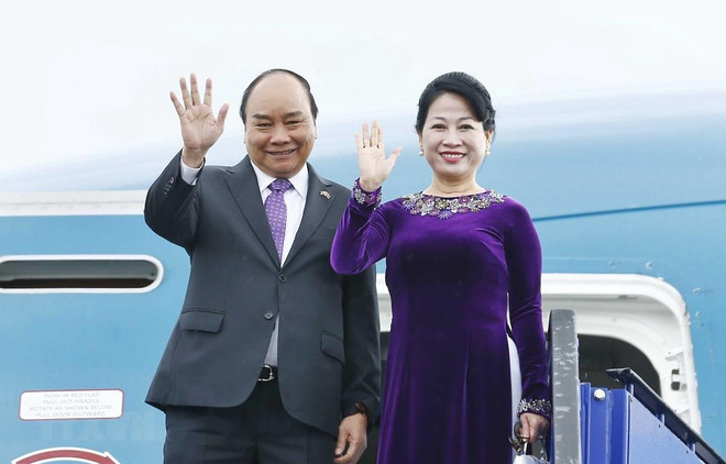 Thủ tướng Nguyễn Xuân Phúc và Phu nhân. (Ảnh: Thống Nhất/TTXVN) Thủ tướng Nguyễn Xuân Phúc lên đường tham dự Hội nghị Cấp cao ASEAN ảnh 1