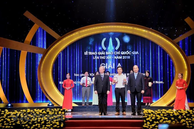 Phóng viên Võ Mạnh Hùng (Báo Điện tử VietnamPlus) nhận giải A với tác phẩm Tội ác dưới những tán rừng xanh… Cửa đóng nhưng ruột vẫn rỗng. (Ảnh: Minh Hiếu/Vietnam+) Giải báo chí quốc gia 2018: Tôn vinh những người làm báo vì cộng đồng ảnh 1