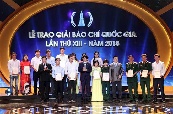Ban Tổ chức trao giải Khuyến khích cho các tác giả đoạt giải. (Ảnh: Văn Điệp/TTXVN) Giải báo chí quốc gia 2018: Tôn vinh những người làm báo vì cộng đồng ảnh 2