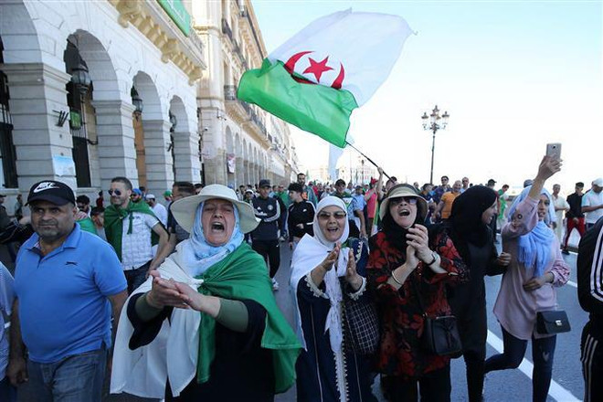 Biểu tình tại thủ đô Algiers, Algeria. (Ảnh: THX/TTXVN) Dân Algeria biểu tình tuần thứ 18 liên tiếp đòi chuyển đổi chính trị ảnh 1