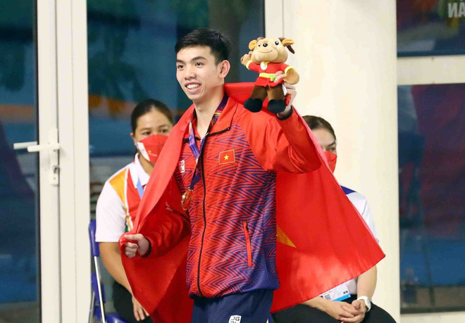 Lập cú đúp HCV, kình ngư Nguyễn Huy Hoàng phá kỷ lục SEA Games ảnh 1