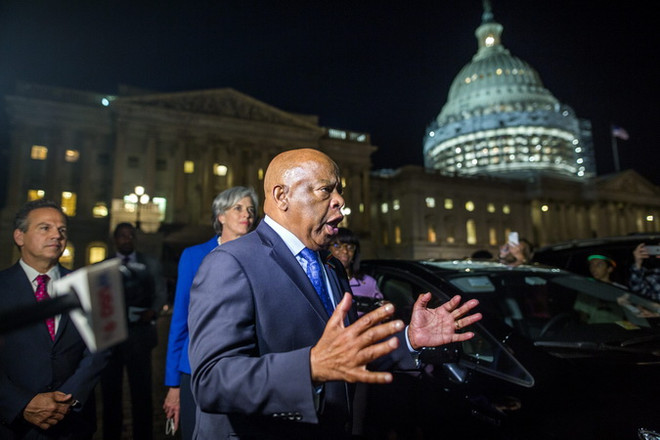 Mỹ: Hơn 100 nghị sỹ Dân chủ tiếp tục tụ tập trước trụ sở Hạ viện ảnh 1