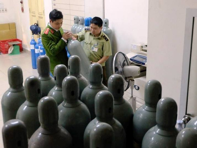 Hà Nội: Phát hiện hàng chục bình “khí cười” N2O trên phố cổ ảnh 1