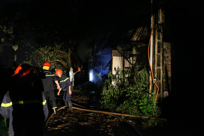 Hà Nội: Cháy lớn tại xưởng nhựa, khói đen bốc cao hàng chục mét ảnh 3