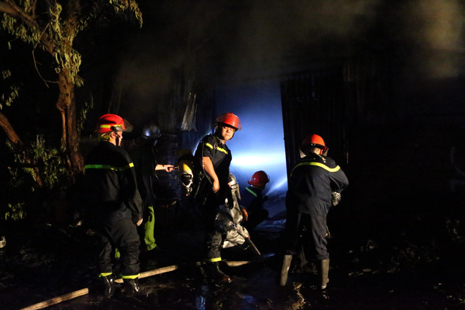 Hà Nội: Cháy lớn tại xưởng nhựa, khói đen bốc cao hàng chục mét ảnh 2