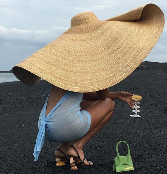 Mix đồ linh hoạt với mũ rộng vành “che cả thế giới” của Jacquemus ảnh 2