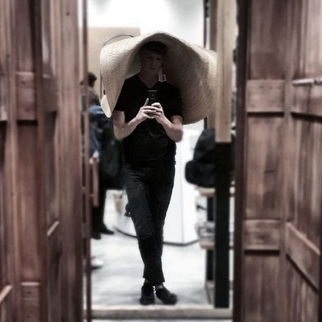 Mix đồ linh hoạt với mũ rộng vành “che cả thế giới” của Jacquemus ảnh 10