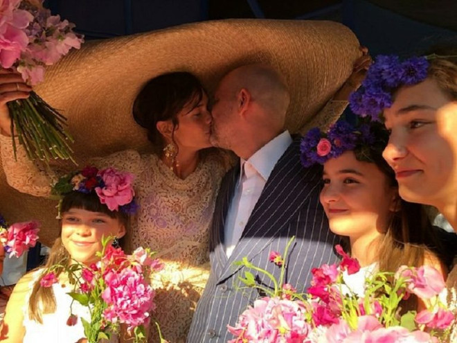 Mix đồ linh hoạt với mũ rộng vành “che cả thế giới” của Jacquemus ảnh 15