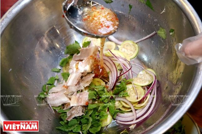 Năm hương vị khác nhau hội tụ trong gỏi ngũ sắc Nam Bộ ảnh 3