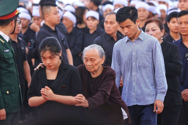 Người dân đến viếng Tổng Bí thư Nguyễn Phú Trọng. (Ảnh: TTXVN) ttxvn-_le_vieng _tong_bi_thu tai dong anh11.jpg