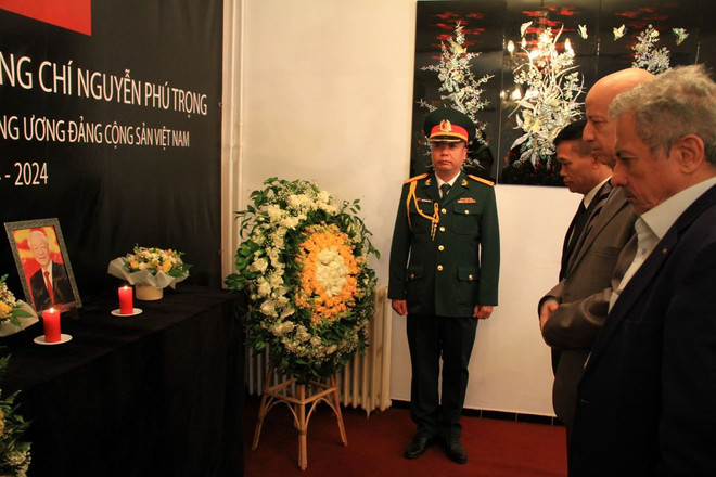 ttxvn-le vieng tong bi thu tai algeria3.jpg