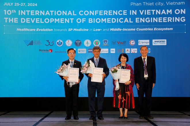 Ban Tổ chức trao thư cảm ơn các đơn vị cùng tổ chức Hội nghị. (Ảnh: Nguyễn Thanh/TTXVN) ttxvn-binh thuan4.jpg