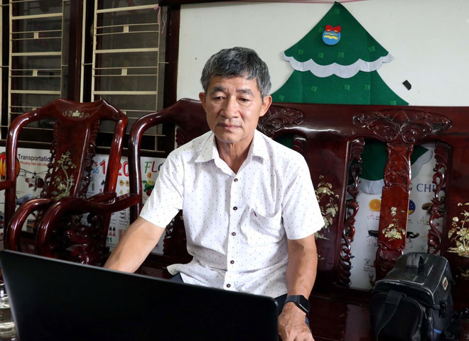 Ông Hồ Văn Hùng xem lại những bức ảnh nhân dịp Tổng Bí thư Nguyễn Phú Trọng về thăm và làm việc với Đảng bộ, chính quyền huyện Bác Ái. (Ảnh: Công Thử/TTXVN) ttxvn-quoc_tang_tong_bi_thu_nguyen_phu_trong3.jpg