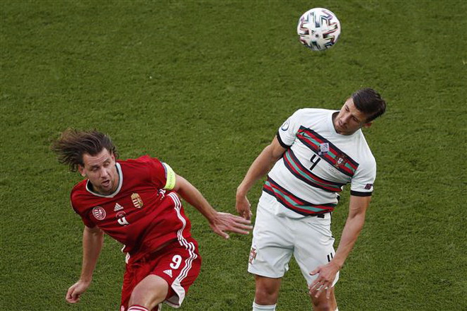 Tiền đạo Hungary Adam Szalai (trái) tranh bóng bổng với trung vệ Bồ Đào Nha Ruben Dias trong trận đấu. (Ảnh: AFP/TTXVN) Trung vệ của Bồ Đào Nha gửi cảnh báo tới đội tuyển Đức ảnh 1
