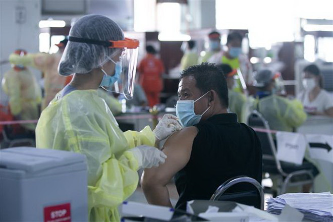 Nhân viên y tế tiêm vaccine ngừa COVID-19 cho người dân tại Vientiane, Lào. (Ảnh: THX/TTXVN) Lào gia hạn phong tỏa, Campuchia có số ca tử vong theo ngày cao nhất ảnh 1