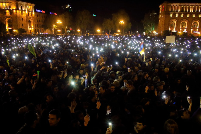 Người biểu tình Armenia phong tỏa một số tuyến đường dẫn vào thủ đô ảnh 1