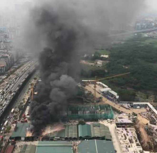 Cháy lớn trên đường Phạm Hùng, quân đội được điều đến hỗ trợ dập lửa ảnh 1