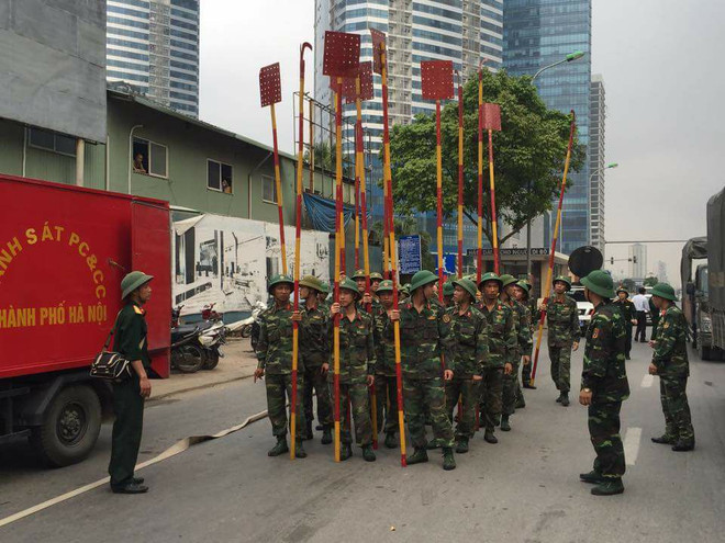 Cháy lớn trên đường Phạm Hùng, quân đội được điều đến hỗ trợ dập lửa ảnh 2